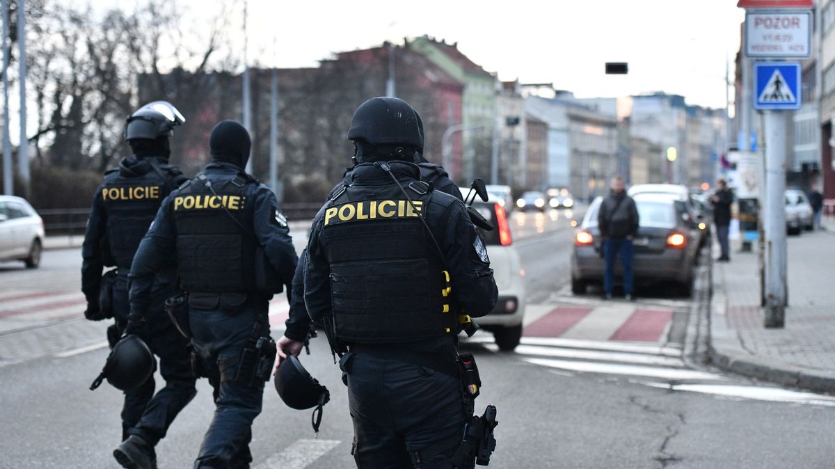 Policie zadržela lupiče podezřelé ze sériových vloupání u Prahy
